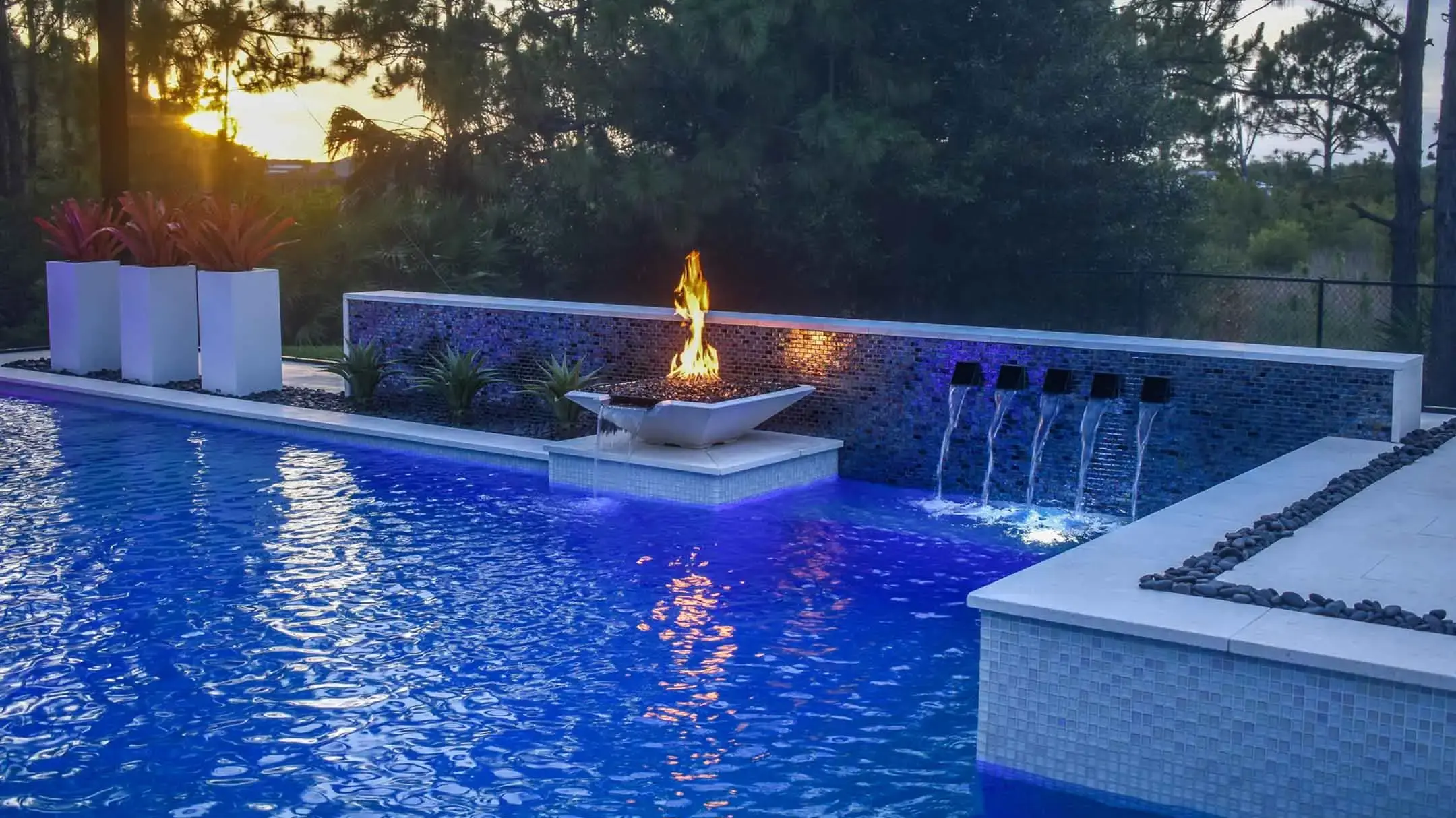 آبنما استخری آب و آتش